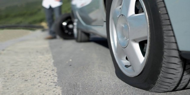 yolda lastiğim patladı ne yapmalıyım.